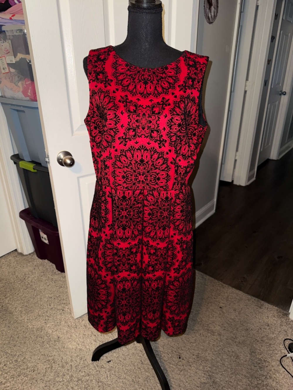π€MADISON LEIGH RED BLK SLEEVELESS DAMASK FIT N FLARE DRESS SIZE 16π€ - Picture 3 of 10